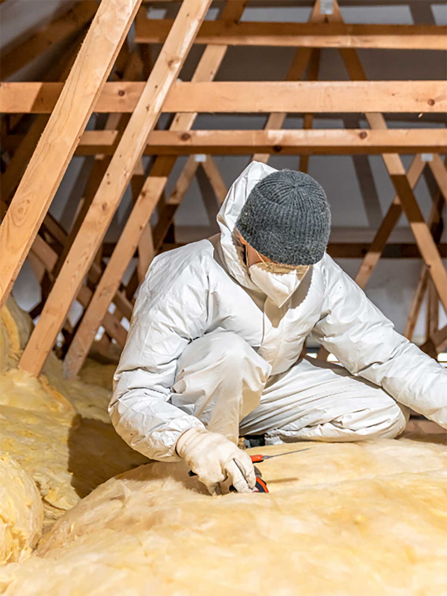 Ein Kunde lässt sich von einer Beraterin im Klima Bau Zentrum beraten